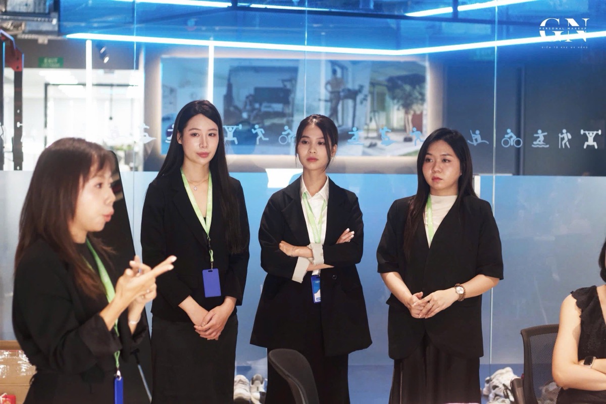 Đội ngũ giảng viên Gạo Nâu trao đổi cùng team Decathlon trong buổi activity team building