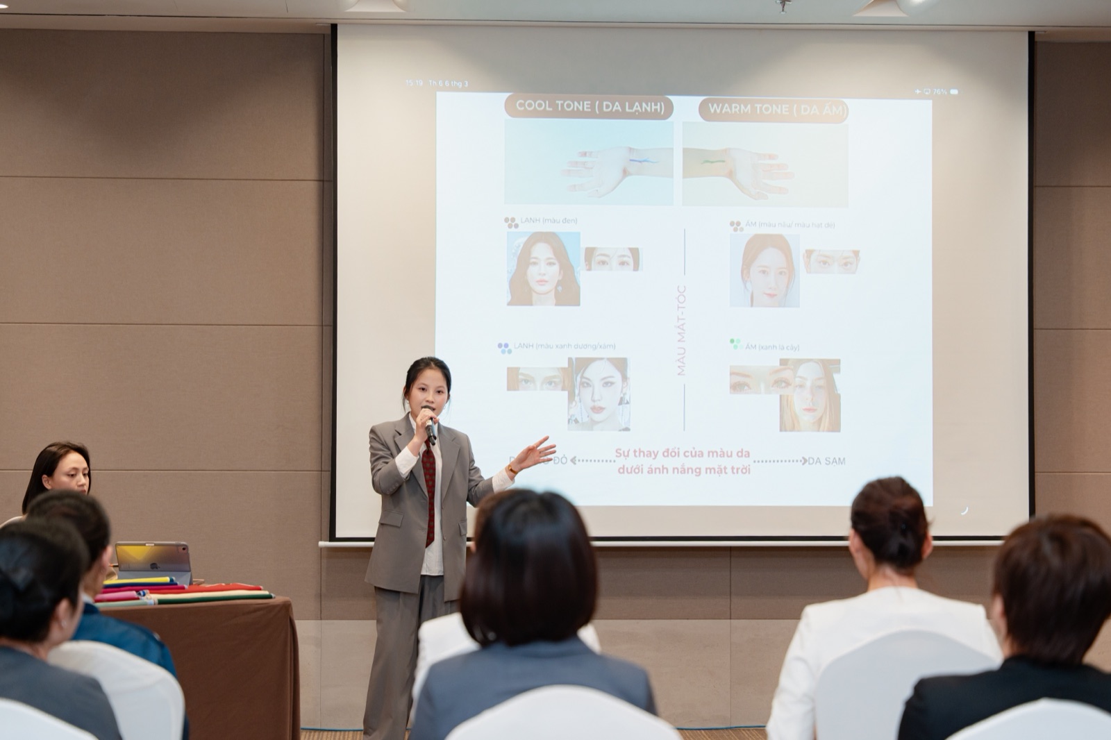 Giảng viên Gạo Nâu trình bày slide Cool Tone & Warm Tone cho nhân sự doanh nghiệp trong buổi training nội bộ