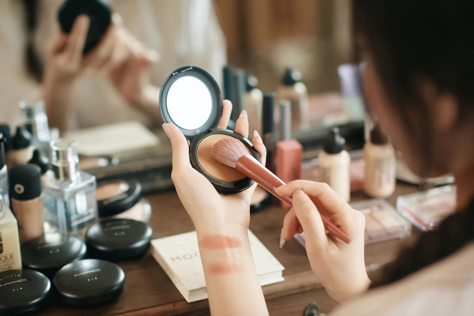 Thực hành tán đều kem nền và highlight tự nhiên