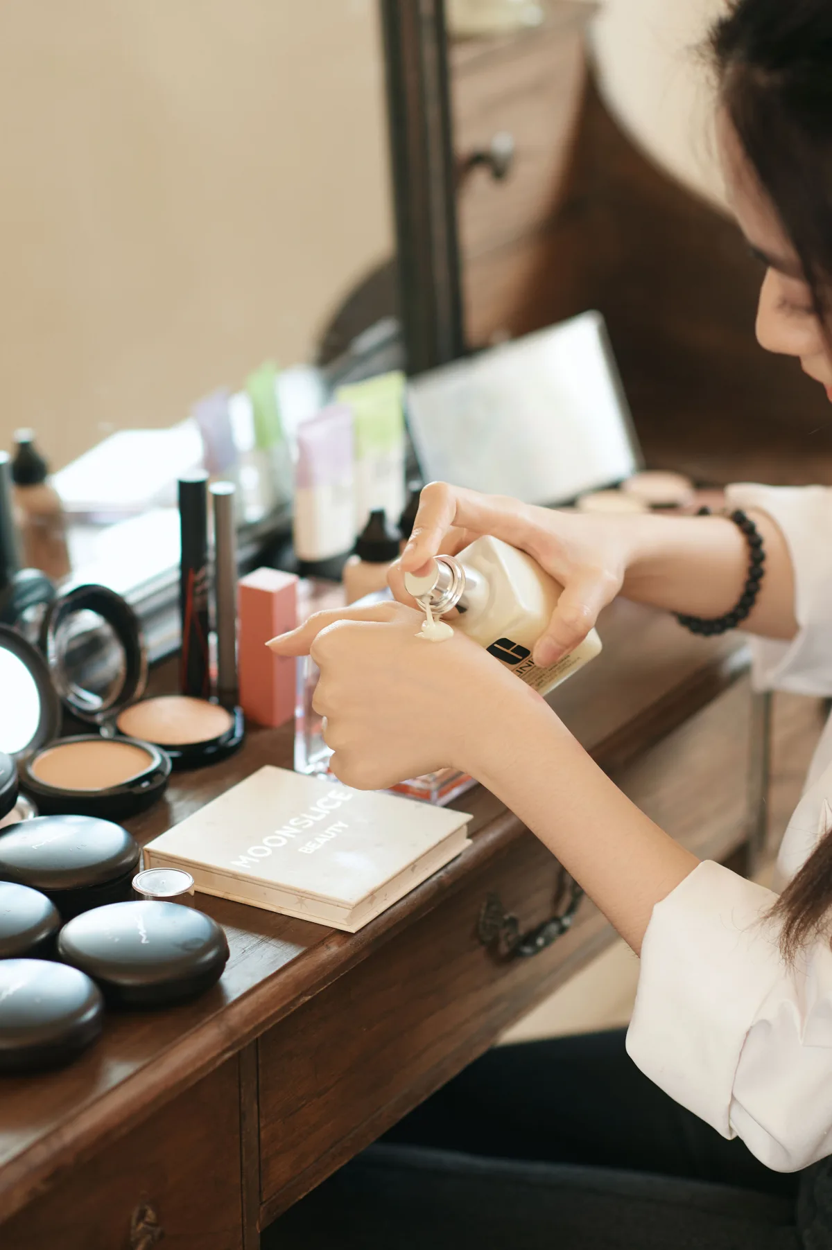 Lấy kem nền đúng lượng — kỹ thuật base hằng ngày của dân văn phòng