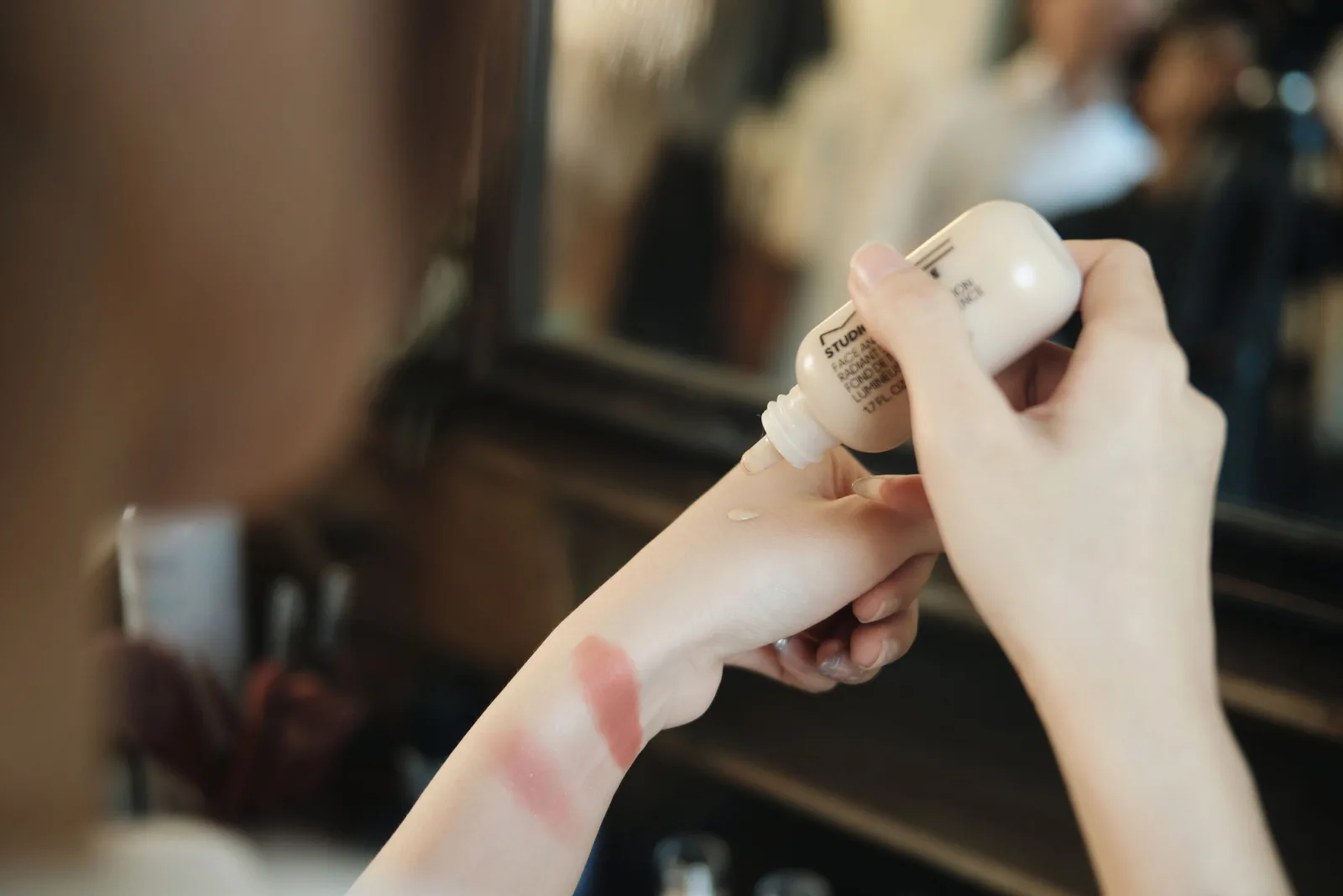 Thử swatch son và kem nền trên cổ tay để chọn tone hợp da