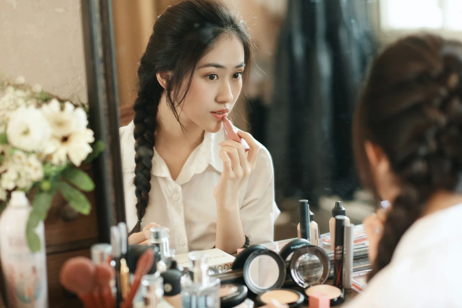 Học viên kiểm tra layout makeup trước gương sau buổi học cá nhân tại Gạo Nâu Personal Makeup